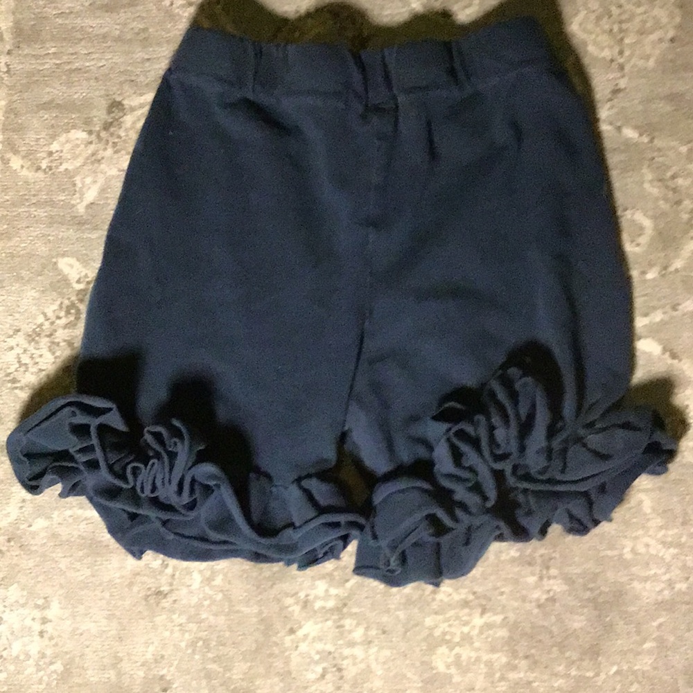 Stretchy knit shorts with ruffle